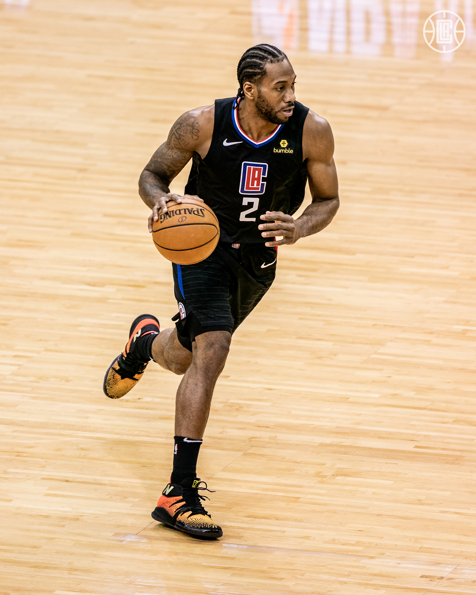 为什么外野手回传本垒时倾向于低平球以防跑垒员通过判断加速